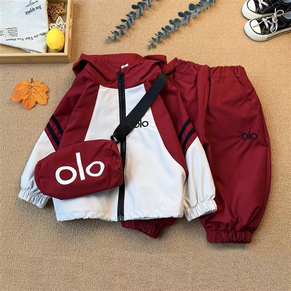 ست سویشرت و شلوار ضداب طرح ola رنگ طوسی و زرشکی کد 21632