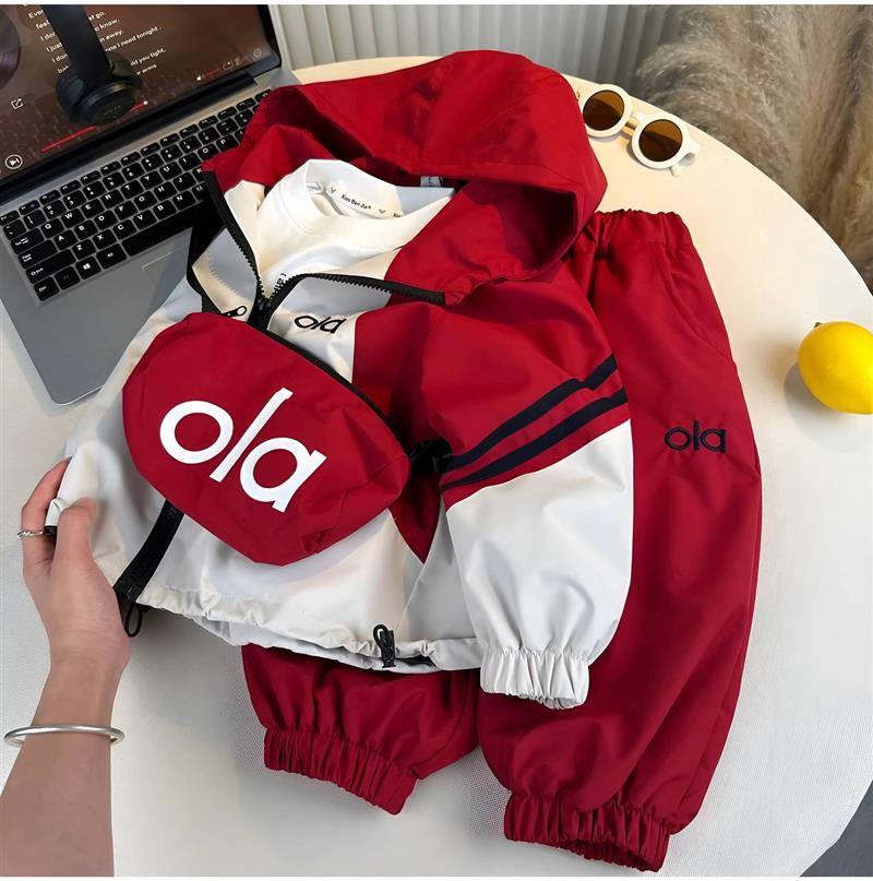 ست سویشرت و شلوار ضداب طرح ola رنگ طوسی و زرشکی  و کیف دوشی کد 21632