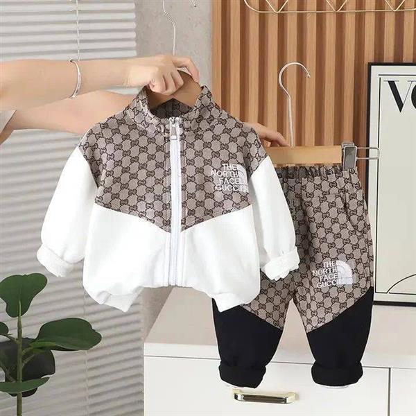 ست سویشرت و شلوار طرح the north رنگ سفید و کرم کد 18042