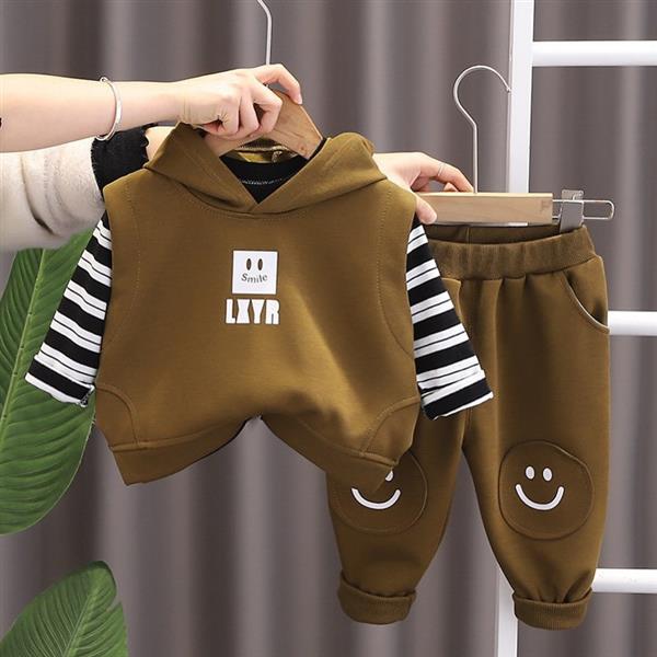 ست سه تیکه بلوز راه راه سفید و مشکی و جلیقه کلاهدار و شلوار اسلش گت دار طرح اسمایل رنگ قهوه ای کد 18123