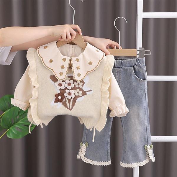 ست سه تیکه عروسکی شومیز نخی کرم و ژیله بافت کرم گل برجسته و شلوار جین  ابی کد 18299