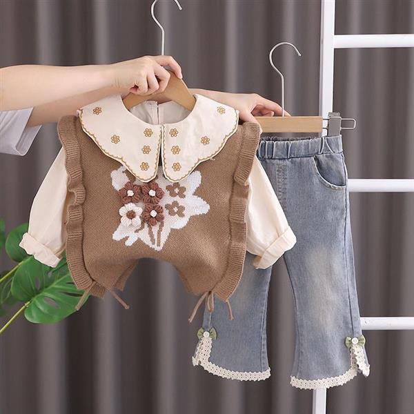 ست سه تیکه عروسکی شومیز نخی کرم و ژیله بافت قهوه ای گل برجسته و شلوار جین  ابی کد 18300