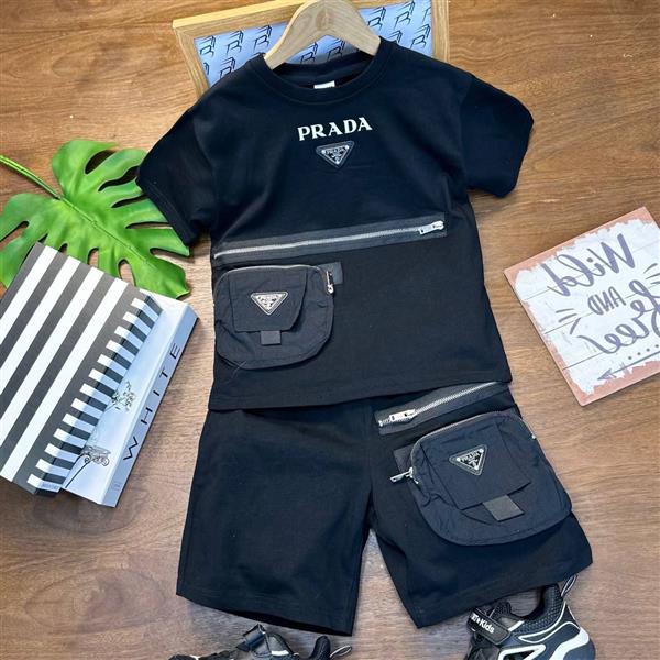ست تیشرت مشکی وسط زیپ و شلوارک مشکی اسلش طرح PRADA کد 19798