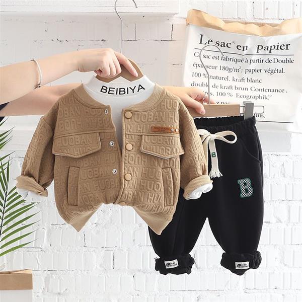 ست سه تیکه طرح حروف انگلیسی برجسته سویشرت کرم و بلوز یقه سه سانت سفید و شلوار اسلش گت دار مشکی کد 20631