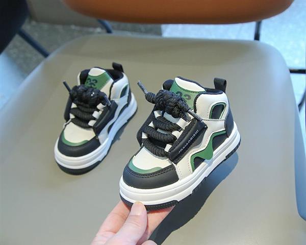 کتونی فشن بندی طرح JGXIAOBISHI رنگبندی مشکی و شیری و سبز کد 20845