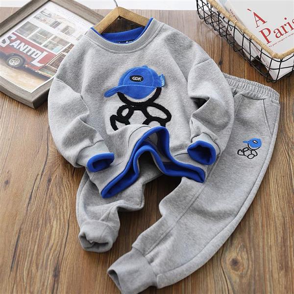 ست دورس طوسی و شلوار اسلش طوسی طرح پسرک کلاهدار کد 20906