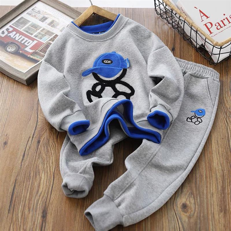 ست دورس طوسی و شلوار اسلش طوسی طرح پسرک کلاهدار کد 20906