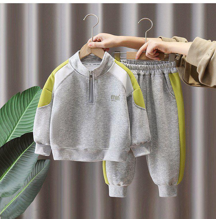 ست سویشرت نیم زیپ و شلوار اسلش گت دار رنگ  طوسی بغل خط سبز طرح min کد 20933