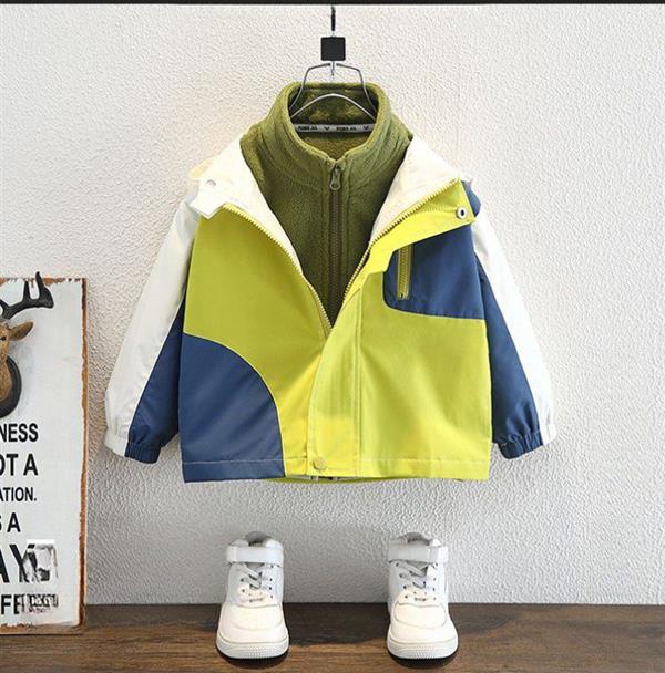 ست دو تیکه بارونی کلاهدار طرح mountain رنگ فسفری با سویشرت پشمی رنگ سبز کد 20934