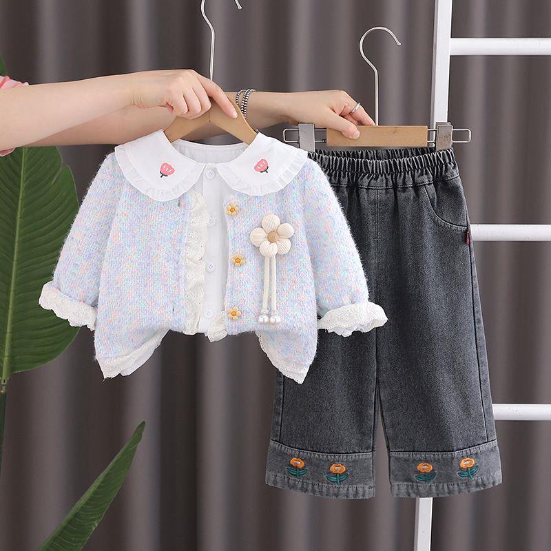 ست سه تیکه شومیز نخی سغید و ژاکت ابی و شلوار جین ذغالی طرح گل عروسکی کد 20950