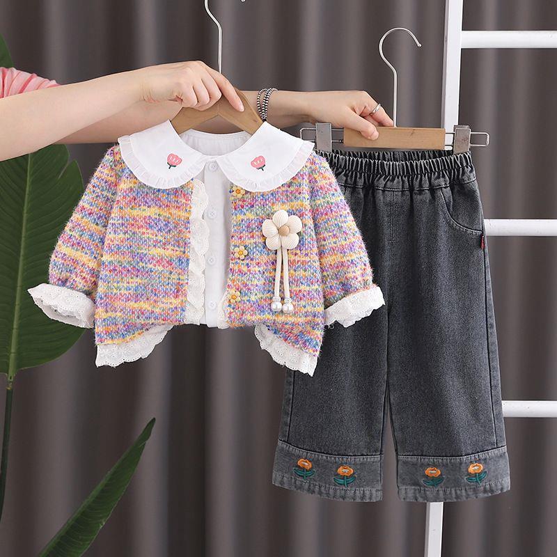 ست سه تیکه شومیز نخی سغید و ژاکت رنگارنگ و شلوا جین ذغالی طرح گل عروسکی کد 20976