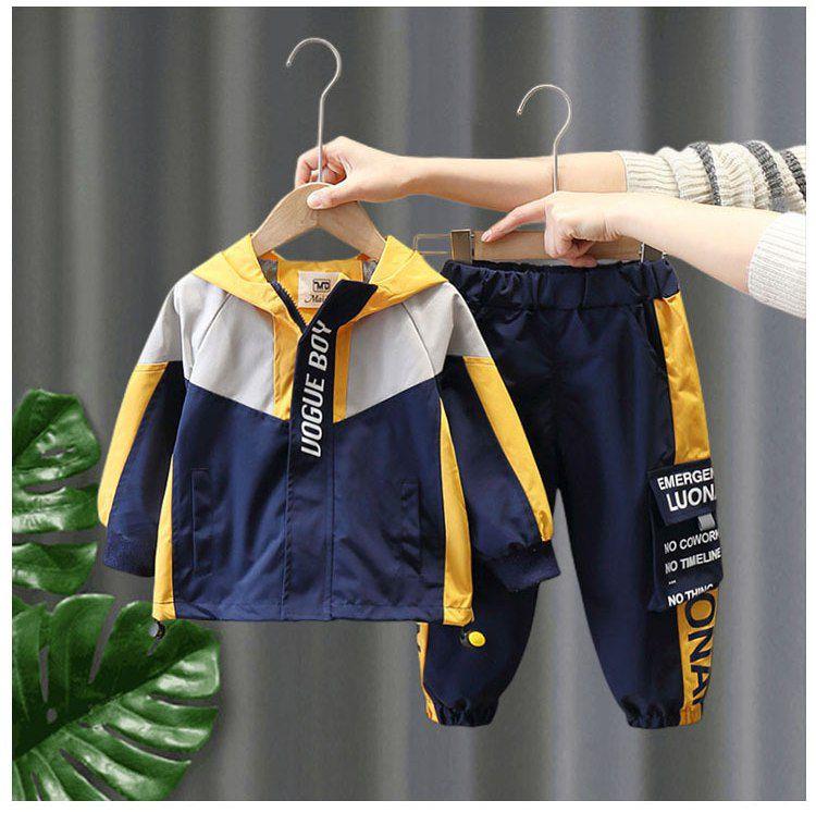 ست بارونی کلاهدار و شلوار گت ذار ضداب فشن طرح UOGUE BOY رنگ سورمه ای و زرد کد 20981