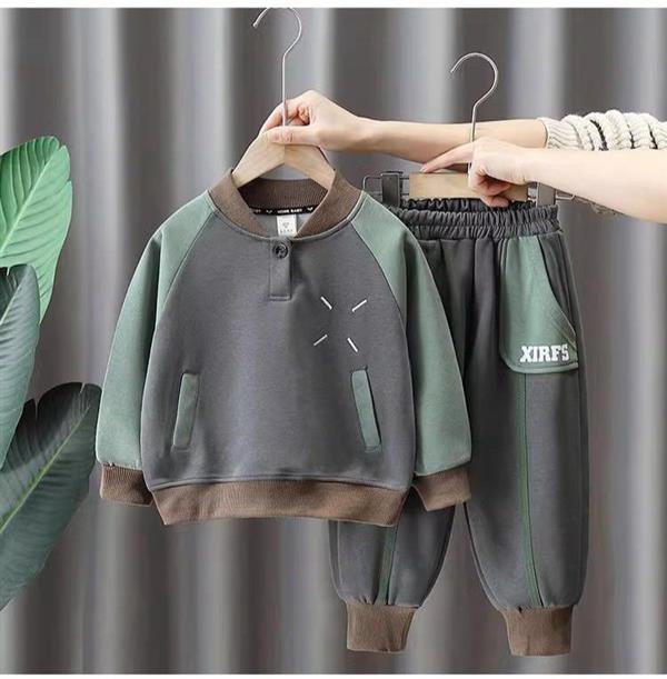 ست دورس و شلوار طرح four lines رنگ طوسی استین سبز کد 21043