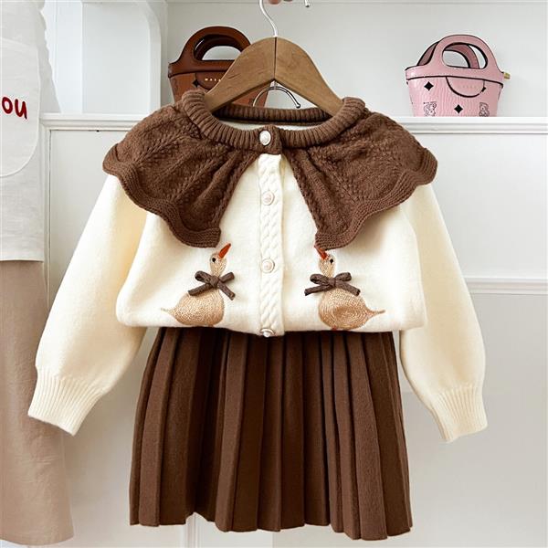 ست بلوز شیری و دامن قهوه ای بافت طرح جوجه کد 21070