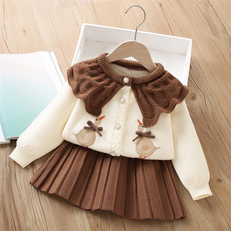 ست بلوز شیری و دامن قهوه ای بافت طرح جوجه کد 21070