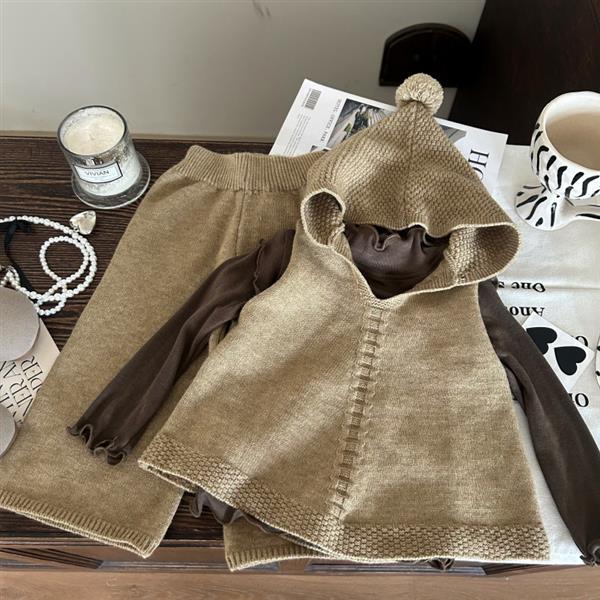 ست سه تیکه بلوز نخ پنبه قهوه ای و  شنل کلاهدار و شلوار دمپا بافت کرم کد 21096