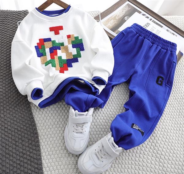 ست دورس سفید طرح قلب بافت برجسته رنگارنگ با شلوار اسلش گت دار ابی کاربنی کد 21113