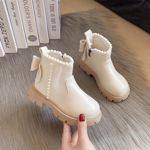 بوت چرم پشت پاپیون بزرگ برجسته عروسکی رنگ کرم کد 21115