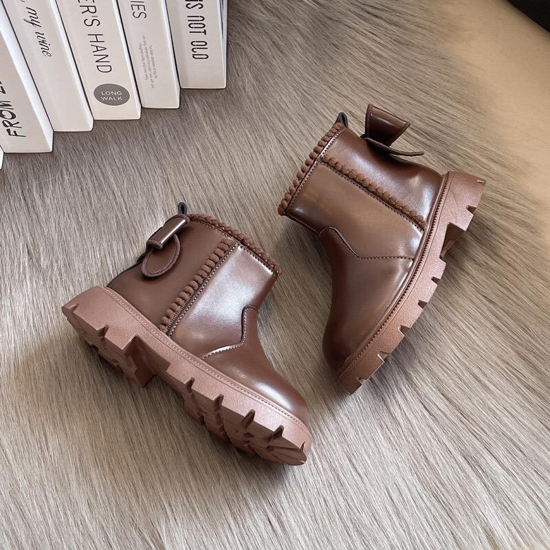 بوت چرم پشت پاپیون بزرگ برجسته عروسکی رنگ قهوه ای کد 21116