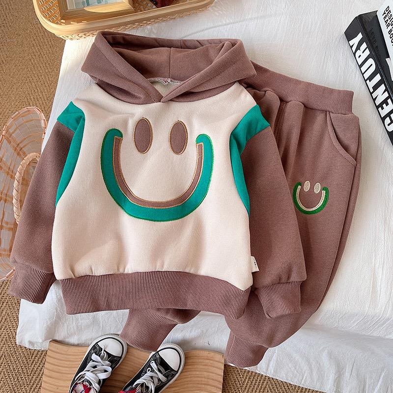 ست هودی و شلوار داخل کرکی طرح SMILE رنگ شیری و قهوه  ای کد 21138