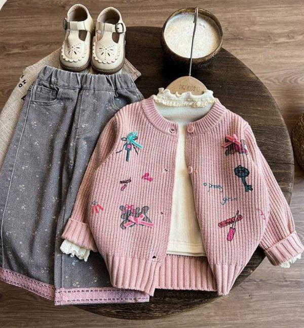 ست سه تیکه ژاکت بافت صورتی پاپیون برجسته  و بلوز پنبه ای شیری و شلوار جین طوسی واید نوار صورتی کد 21389