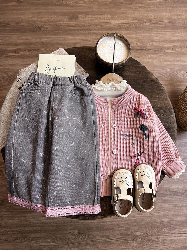 ست سه تیکه ژاکت بافت صورتی پاپیون برجسته  و بلوز پنبه ای شیری و شلوار جین طوسی واید نوار صورتی کد 21389