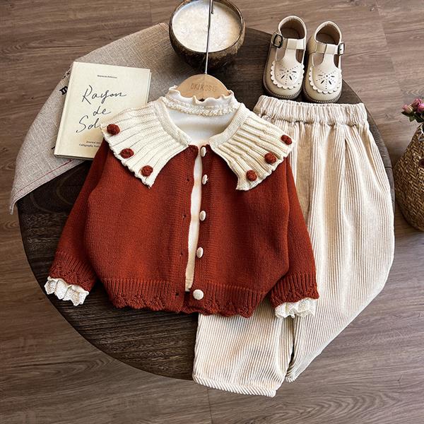 ست سه تیکه ژاکت بافت زرشکی پوم برجسته  و بلوز پنبه ای شیری و شلوار کبریتی گت دار شیری کد 21390