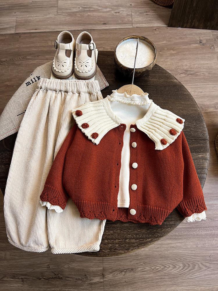 ست سه تیکه ژاکت بافت زرشکی پوم برجسته  و بلوز پنبه ای شیری و شلوار کبریتی گت دار شیری کد 21390