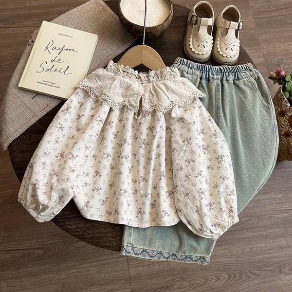 ست شومیز نخی گلدار خامه دوزی کرم با شلوار جین واید ابی کد 21393