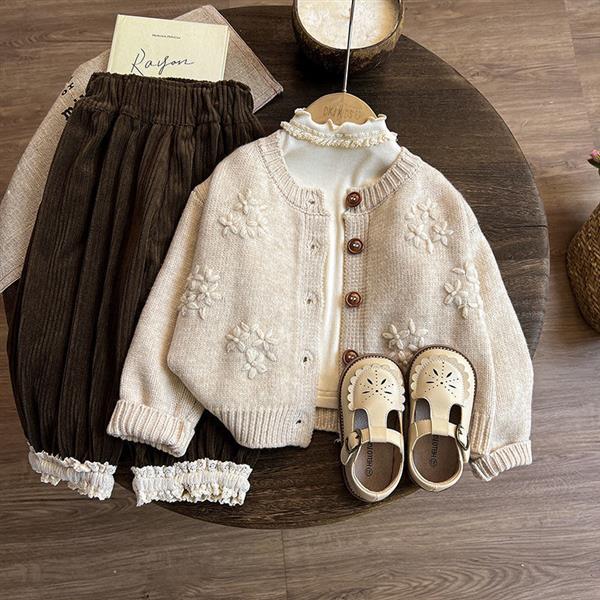 ست سه تیکه ژاکت بافت کرم گل برجسته  و بلوز پنبه ای شیری و شلوار کبریتی قهوه ای کد 21394