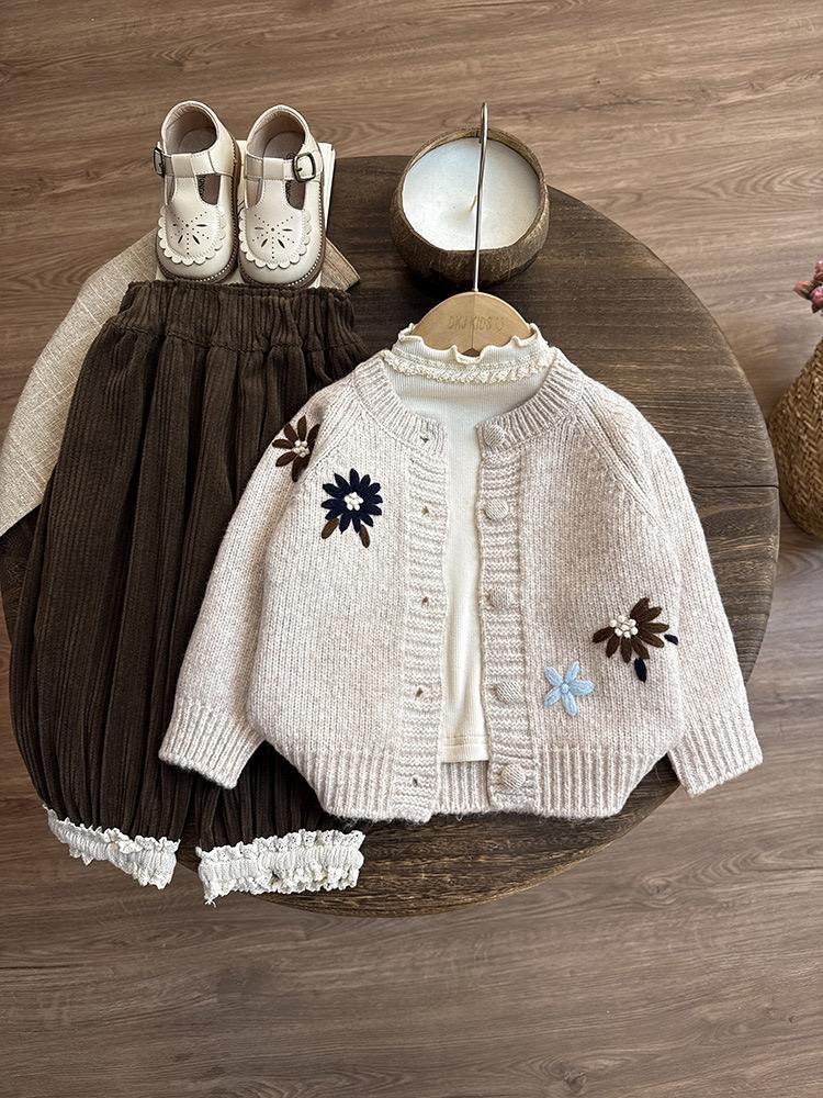 ست سه تیکه ژاکت بافت کرم گل برجسته رنگی  و بلوز پنبه ای شیری و شلوار کبریتی قهوه ای کد 21395