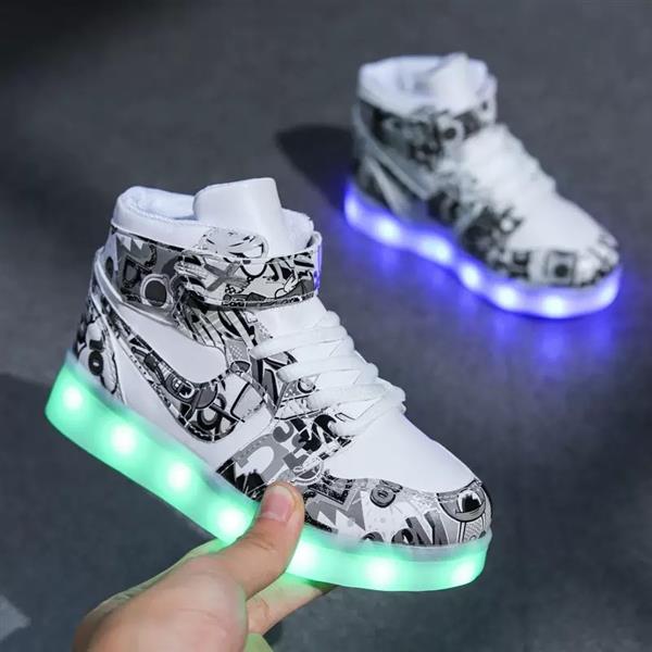 کتونی ساقدار فشن چراغدار شارژی سفید طرح حروف انگلیسی طوسی کد 21612