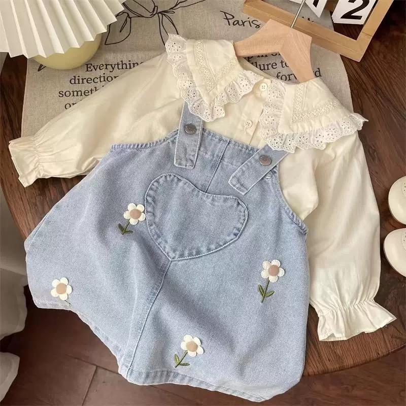 ست شومیز عروسکی شیری با سارافون جین ابی کمرنگ طرح بابونه کد 21664